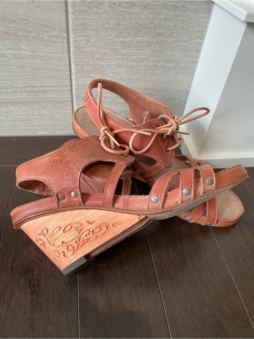 Neosens Retro Style Leather Wooden Engraved Wedge Sandals Women’s EU 39